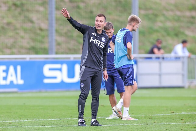Da geht es lang. Schalkes Interimscoach Jakob Fimpel gibt für zwei Spiele die Richtung vor. 
