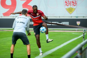 Beim Trainingsauftakt im Juli war noch alles gut: Jetzt hat sich Dan-Axel Zagadou wieder schwer am Knie verletzt. Beim Trainingsauftakt im Juli war noch alles gut: Jetzt hat sich Dan-Axel Zagadou wieder schwer am Knie verletzt.