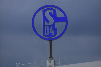 Ein ehemaliger Trainer fällt ein vernichtendes Urteil über Schalke 04. Ein ehemaliger Trainer fällt ein vernichtendes Urteil über Schalke 04.