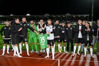 Die Mannschaft widmete dem verletzten Torhüter den ersten Heimsieg. Die Mannschaft widmete dem verletzten Torhüter den ersten Heimsieg.
