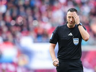 Jablonski über Gelb-Rot gegen VfB: "Das ärgert mich sehr" Jablonski über Gelb-Rot gegen VfB: "Das ärgert mich sehr"