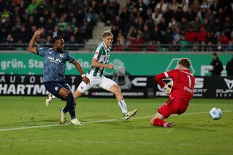 Moussa Sylla (l) trifft zum 1:1 für Schalke. Moussa Sylla (l) trifft zum 1:1 für Schalke.