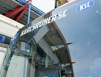 Die Busfahrt des Karlsruher SC zum Kölner Stadion endete früher als geplant. Die Busfahrt des Karlsruher SC zum Kölner Stadion endete früher als geplant.