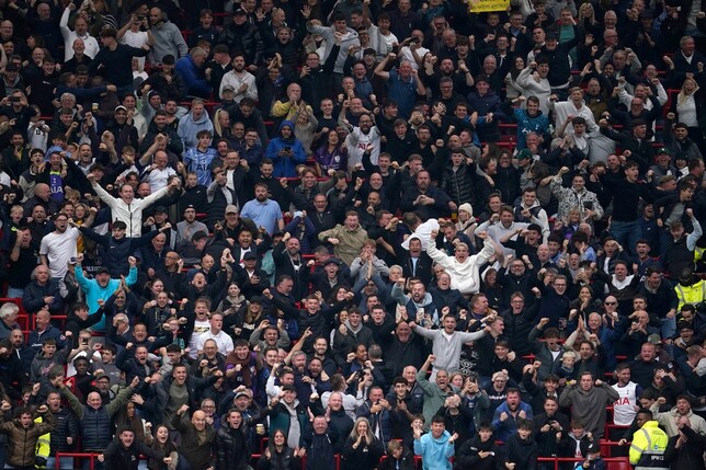 Teile der Spurs-Fans fielen beim Auswärtsspiel gegen Manchester United negativ auf.