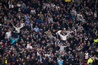 Teile der Spurs-Fans fielen beim Auswärtsspiel gegen Manchester United negativ auf. Teile der Spurs-Fans fielen beim Auswärtsspiel gegen Manchester United negativ auf.