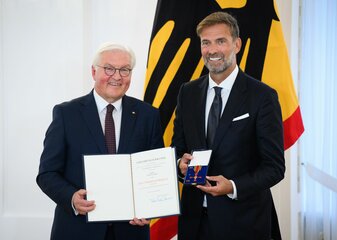 Jürgen Klopp hat den Verdienstorden erhalten und das Thema Bundestrainer ausgeblendet. Jürgen Klopp hat den Verdienstorden erhalten und das Thema Bundestrainer ausgeblendet.