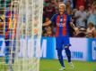 Fußball-Star Neymar (r) hat seine Vertragsverlängerung mit dem FC Barcelona unterzeichnet. Foto: Alejandro Garcia