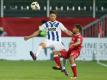Düsseldorfs Rouwen Hennings (l) überwindet Torwart Wolfgang Hesl von Arminia Bielefeld und erzielt den Treffer für 4:0. Foto: Maja Hitijb