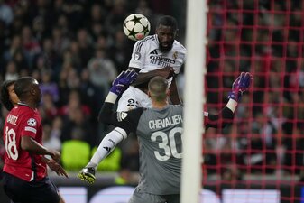 Nationalverteidiger Antonio Rüdiger konnte die Niederlage von Real Madrid nicht verhindern. Nationalverteidiger Antonio Rüdiger konnte die Niederlage von Real Madrid nicht verhindern.