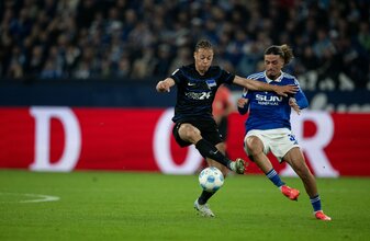 Schalke und Hertha lieferten sich ein temporeiches Spiel. Schalke und Hertha lieferten sich ein temporeiches Spiel.