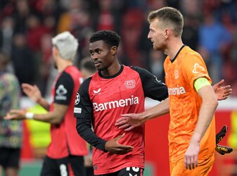 Torwart Lukas Hradecky (r.) war nach dem Remis von Bayer Leverkusen sauer Torwart Lukas Hradecky (r.) war nach dem Remis von Bayer Leverkusen sauer