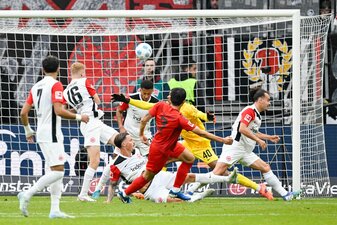 Eintracht Frankfurt und Bayern München lieferten sich im Bundesliga-Topspiel ein Spektakel. Eintracht Frankfurt und Bayern München lieferten sich im Bundesliga-Topspiel ein Spektakel.