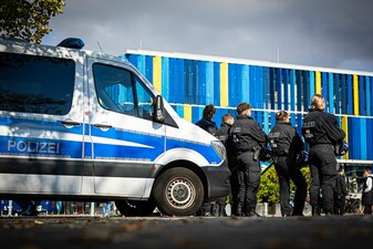 Polizeieinsatz beim Niedersachsen-Derby: Nach dem Spiel zwischen Eintracht Braunschweig und Hannover 96 kam es doch noch zu einer großen Schlägerei. Polizeieinsatz beim Niedersachsen-Derby: Nach dem Spiel zwischen Eintracht Braunschweig und Hannover 96 kam es doch noch zu einer großen Schlägerei.