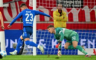 Stuttgarts Torhüter Alexander Nübel stand im Spiel gegen die TSG 1899 Hoffenheim vor den anstehenden Länderspielen im Fokus. Stuttgarts Torhüter Alexander Nübel stand im Spiel gegen die TSG 1899 Hoffenheim vor den anstehenden Länderspielen im Fokus.