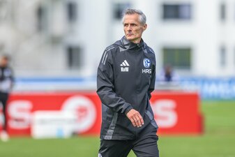 Auftakt auf Schalke: Kees van Wonderen hat sein erstes Training in Gelsenkirchen geleitet. Auftakt auf Schalke: Kees van Wonderen hat sein erstes Training in Gelsenkirchen geleitet.