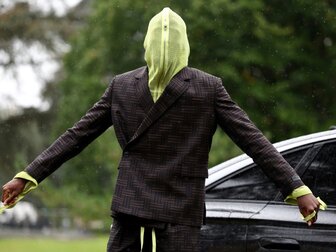 Kurioser Auftritt: Konate mit Maske zur Nationalmannschaft Kurioser Auftritt: Konate mit Maske zur Nationalmannschaft