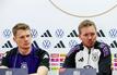 Bundestrainer Julian Nagelsmann (r) und Torwart Alexander Nübel bei der Pressekonferenz im Stadion von Zenica.