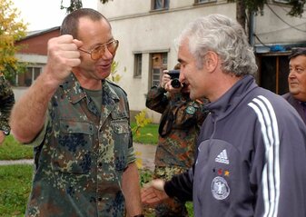 DFB-Teamchef Rudi Völler (r) wird beim Besuch bei den deutschen Soldaten der SFOR-Truppe im Feldlager Raijlovac in Sarajevo von Oberst Gerhard Stelz begrüßt. DFB-Teamchef Rudi Völler (r) wird beim Besuch bei den deutschen Soldaten der SFOR-Truppe im Feldlager Raijlovac in Sarajevo von Oberst Gerhard Stelz begrüßt.