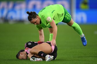 Bayerns Jovana Damnjanovic bleibt nach einem Zweikampf mit Marina Hegering auf dem Rasen liegen. Bayerns Jovana Damnjanovic bleibt nach einem Zweikampf mit Marina Hegering auf dem Rasen liegen.