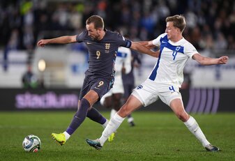 Bayern-Stürmer Harry Kane (l) siegt mit England in Helsinki. Bayern-Stürmer Harry Kane (l) siegt mit England in Helsinki.