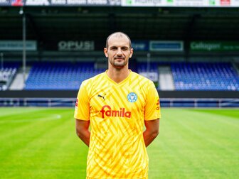 Holstein verlängert mit Torwart Engelhardt Holstein verlängert mit Torwart Engelhardt