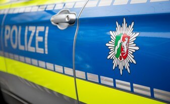 Nach einer Messerattacke gegen einen polnischen Fußballfan in Köln hat die Polizei einen gesuchten 17-Jährigen festgenommen. Nach einer Messerattacke gegen einen polnischen Fußballfan in Köln hat die Polizei einen gesuchten 17-Jährigen festgenommen.