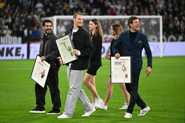 Die Ex-Nationalspieler Ilkay Gündogan (l-r), Manuel Neuer und Thomas Müller wurden vor dem Anpfiff verabschiedet.