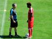Marcel Koller (l.) nimmt David Alaba (r.) in Schutz (Quelle: SID-IMAGES/AFP)
<br>© 2016 SID