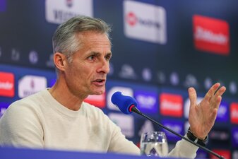 Erkennt erste Fortschritte bei seiner Mannschaft: Schalkes neuer Coach Kees van Wonderen. Erkennt erste Fortschritte bei seiner Mannschaft: Schalkes neuer Coach Kees van Wonderen.