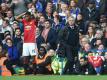 United-Trainer José Mourinho (r) muss heftige Kritik einstecken. Foto: Facundo Arrizabalaga
