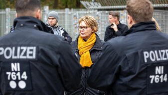 Niedersachsens Innenministerin Behrens hatte in den vergangenen Monaten auf einen Ausschluss aller Gästefans beim Derby Braunschweig gegen Hannover gedrängt. (Archivbild) Niedersachsens Innenministerin Behrens hatte in den vergangenen Monaten auf einen Ausschluss aller Gästefans beim Derby Braunschweig gegen Hannover gedrängt. (Archivbild)