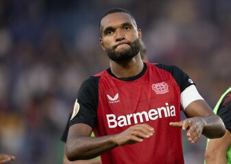 Jonathan Tah geht nicht davon aus, dass die Turbulenzen um den geplatzten Bayern-Wechsel seine Saison belasten. Jonathan Tah geht nicht davon aus, dass die Turbulenzen um den geplatzten Bayern-Wechsel seine Saison belasten.