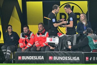 Schiedsrichter Matthias Jöllenbeck (r) muss neu verkabelt werden. Schiedsrichter Matthias Jöllenbeck (r) muss neu verkabelt werden.