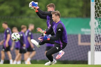 Manuel Neuer (vorne) und Alexander Nübel (hinten) stehen sich am Samstag gegenüber. Manuel Neuer (vorne) und Alexander Nübel (hinten) stehen sich am Samstag gegenüber.