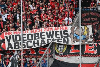 Der Videobeweis ist bei Fans ein Dauer-Aufreger. Der Videobeweis ist bei Fans ein Dauer-Aufreger.
