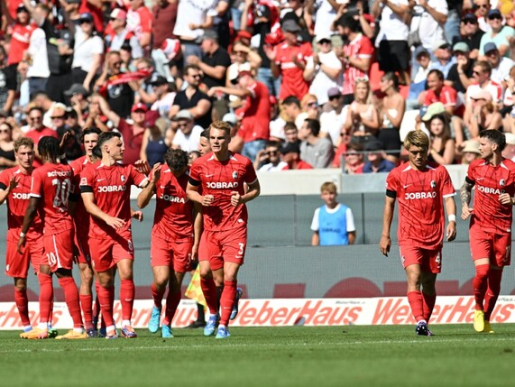 Mit Traumtoren und Geduld: Freiburger Serie gegen Augsburg hält