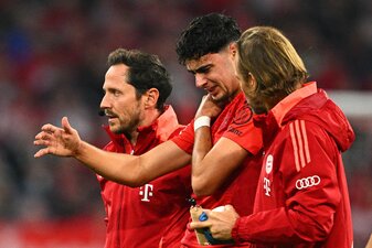 Aleksandar Pavlovic erleidet im Spiel gegen Stuttgart einen Schlüsselbeinbruch. Aleksandar Pavlovic erleidet im Spiel gegen Stuttgart einen Schlüsselbeinbruch.