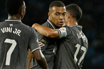 Kylian Mbappé wird für seinen Torerfolg gefeiert. Kylian Mbappé wird für seinen Torerfolg gefeiert.