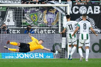 Elfmetertor gegen den Trauzeugen: Tim Kleindienst (2. v. r) trifft gegen Kevin Müller. Elfmetertor gegen den Trauzeugen: Tim Kleindienst (2. v. r) trifft gegen Kevin Müller.