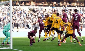 John Stones (3.v.r.) erzielt kurz vor Ende das entscheidende 2:1. John Stones (3.v.r.) erzielt kurz vor Ende das entscheidende 2:1.