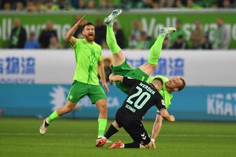 Bei einem Sturz auf den Rücken verletzt sich VfL Wolfsburg Kapitän Maximilian Arnold am Rücken. Bei einem Sturz auf den Rücken verletzt sich VfL Wolfsburg Kapitän Maximilian Arnold am Rücken.