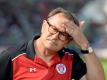 Ewald Lienen fordert von seinen Spielern mehr Kampfgeist. Foto: Daniel Reinhardt