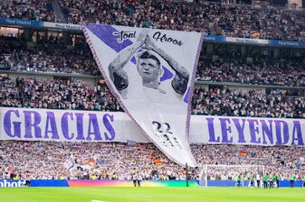 Toni Kroos wird von den Real-Fans verabschiedet. Toni Kroos wird von den Real-Fans verabschiedet.
