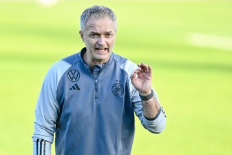 Neu-Bundestrainer Christian Wück freut sich auf das erste Duell mit dem DFB-Team in London. Neu-Bundestrainer Christian Wück freut sich auf das erste Duell mit dem DFB-Team in London.