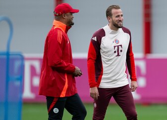 Gut gelaunt beim Training: Trainer Vincent Kompany (l) und Torjäger Harry Kane. Gut gelaunt beim Training: Trainer Vincent Kompany (l) und Torjäger Harry Kane.