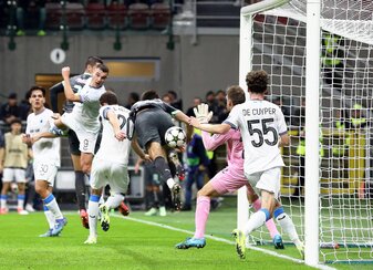 Christian Pulisic (hinten M, verdeckt) erzielte per direkt verwandelter Ecke die Milan-Führung. Christian Pulisic (hinten M, verdeckt) erzielte per direkt verwandelter Ecke die Milan-Führung.