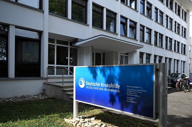 Der Schriftzug der Deutschen Krebshilfe kommt als Schriftzug der Trikots. 