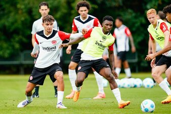 Can Uzun (l) steht vor seinem ersten Startelf-Einsatz für die Frankfurter Eintracht. Can Uzun (l) steht vor seinem ersten Startelf-Einsatz für die Frankfurter Eintracht.