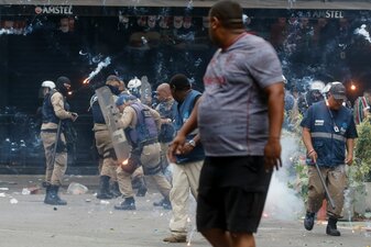 Über 250 Menschen wurden bisher nach Polizeiangaben festgenommen. Über 250 Menschen wurden bisher nach Polizeiangaben festgenommen.