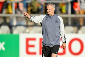 Da geht's lang: Neu-Bundestrainer Christian Wück gibt den DFB-Spielerinnen nun die Richtung vor. Da geht's lang: Neu-Bundestrainer Christian Wück gibt den DFB-Spielerinnen nun die Richtung vor.